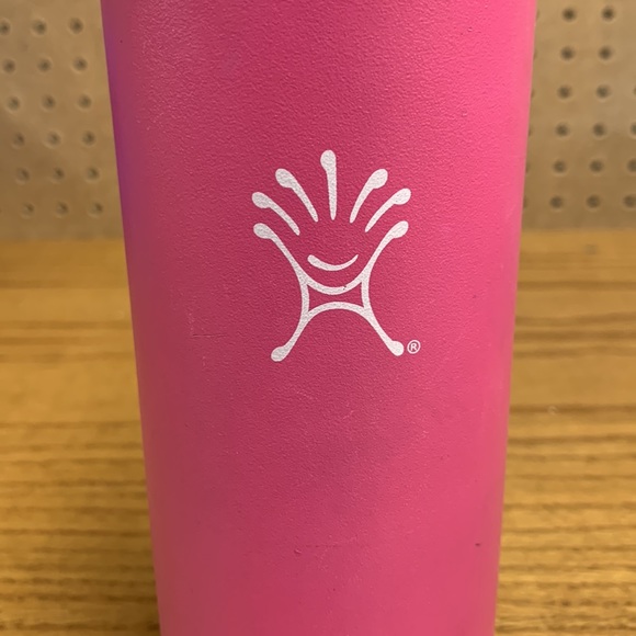 Hydro flask water bottle pink color bottom has minor chipped paint - Picture 3 of 5